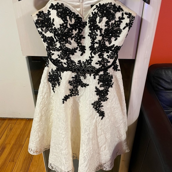 Le Château black and white lace dress size small - Picture 2 of 8